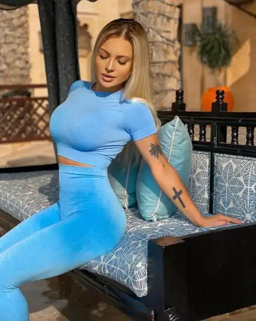 e罩杯迪拜化妆师不只胸突出纤腰翘臀更迷人健身魅力大