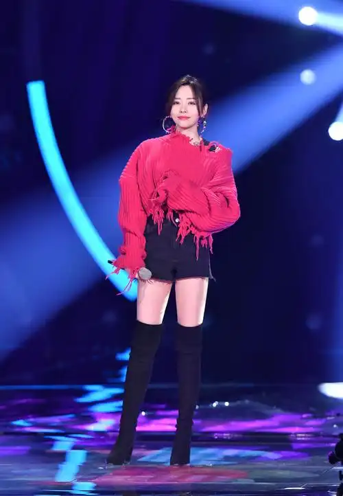 张靓颖回归《梦想的声音》惊艳演绎海豚音版《白月光》__凤凰网