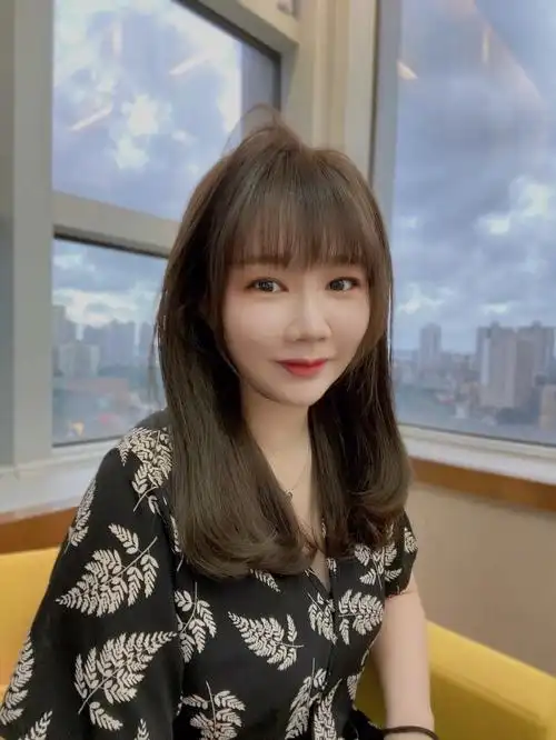 增加俏皮气息超好看的中长发发型