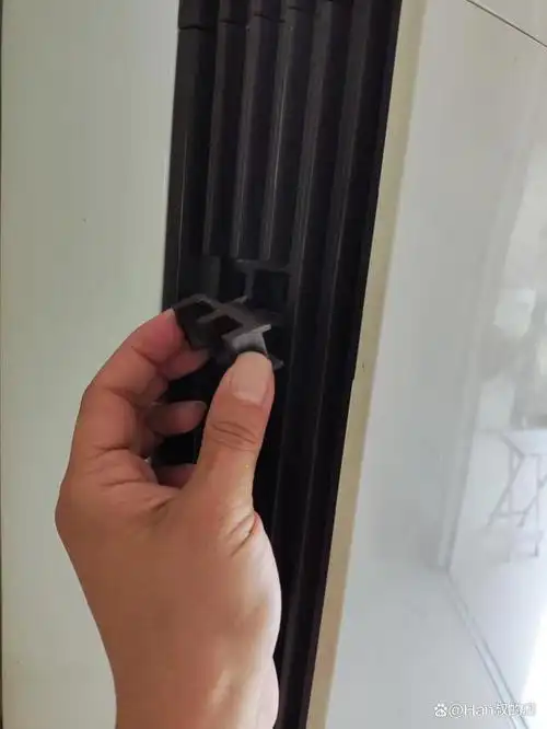 柜式空调滤网拆卸清洗灰尘