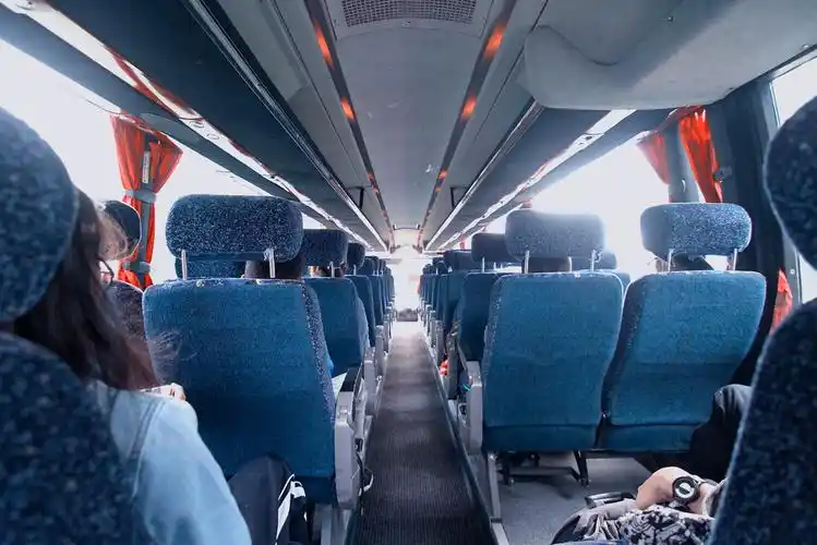 忘了去哪里的大巴的路上.偷偷坐在最后面拍了一张照片嘿嘿