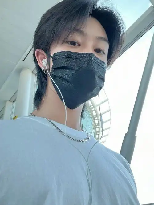 徐明浩低头自拍#徐明浩口罩白t低头自拍清爽帅气少年感满满!