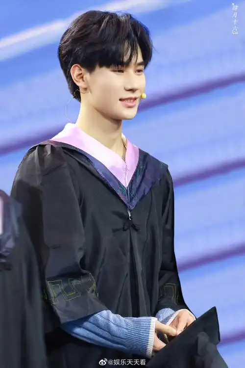 张真源央视五四晚会录制饭拍~学士服造型让我们提前看到真源大学毕业