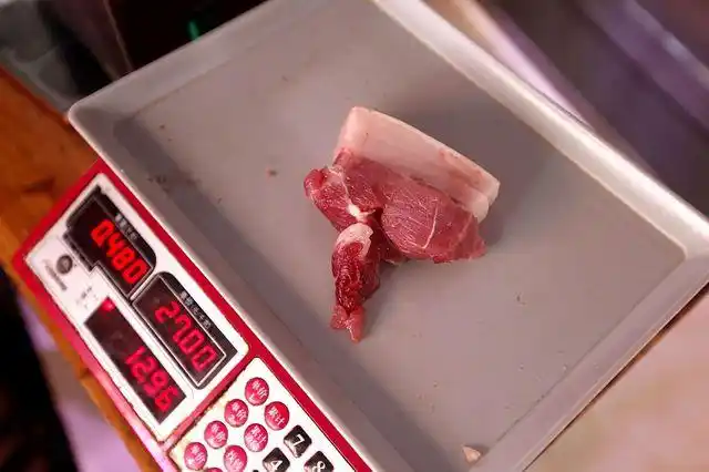 1斤猪肉再过30元逆势高昂的肉价下一步要降回10元一斤唉