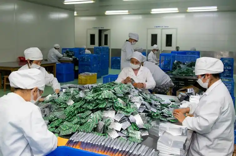 浏阳经开区安邦制药生产车间内,工人们正在进行药品包装作业.