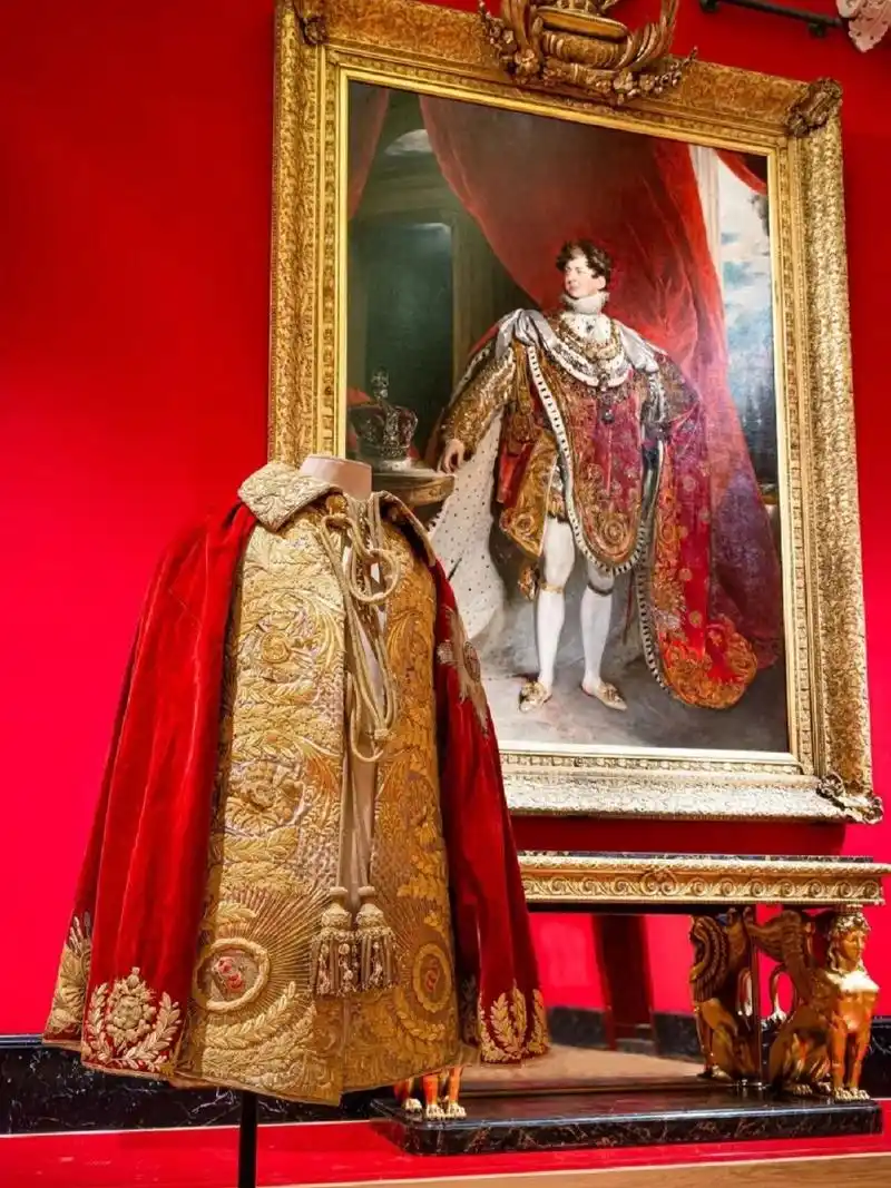英国国王的加冕礼服外套 英国乔治四世国王的加冕礼服外套,通体采用
