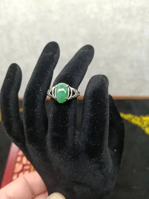 冰糯种翡翠阳绿戒指.10.97.8采用925银活口戒托镶嵌