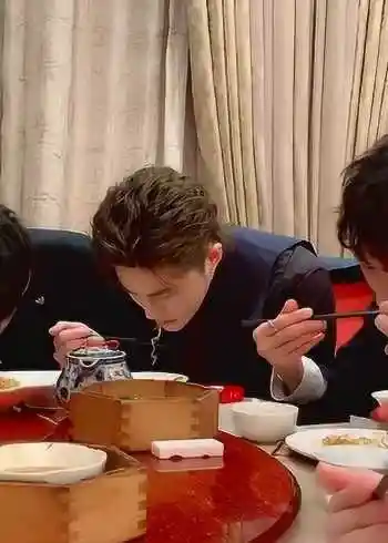 哥哥带我去吃饭,结果就看到这么一桌帅哥,作为吃货的我都矜持了