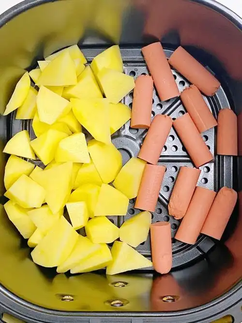 95食材:土豆,火腿肠99做法:16615土豆切块,火腿肠切花刀,可以