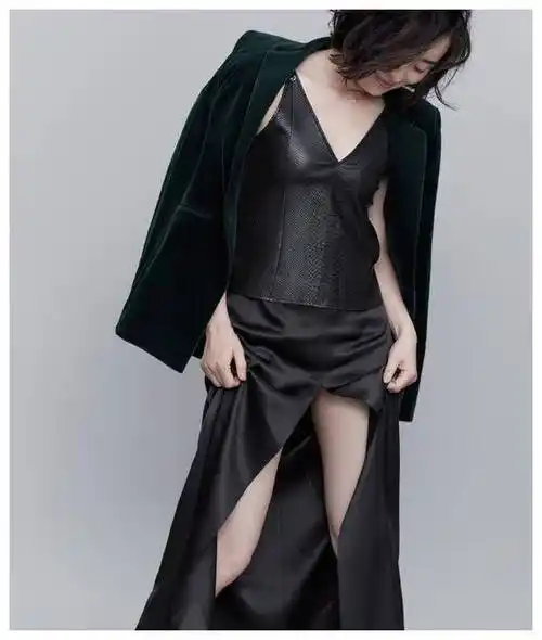 47岁吴越拍写真照黑裙显成熟女人味至今单身惹人疼