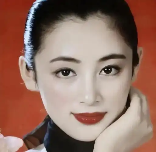 陈红年轻时因美貌和时尚品味被誉为大陆第一美女,令人惊艳
