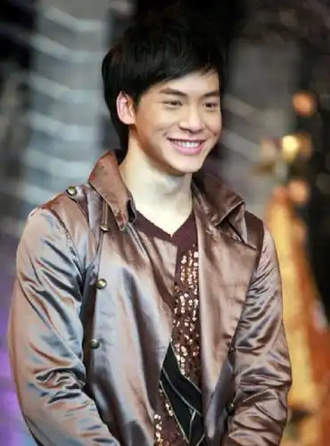 泰国超人气天王bie和女星mo分手,为爱所伤?男神将第三次出家?