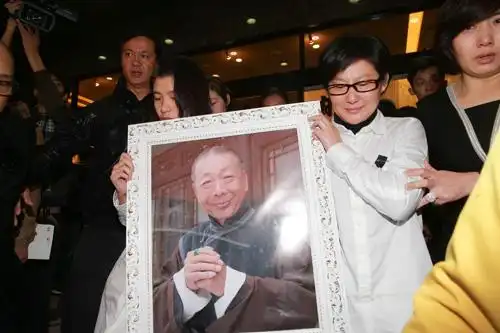 他的葬礼上由成龙,洪金宝抬棺,由演艺圈八位大佬扶灵的人,只此一位!