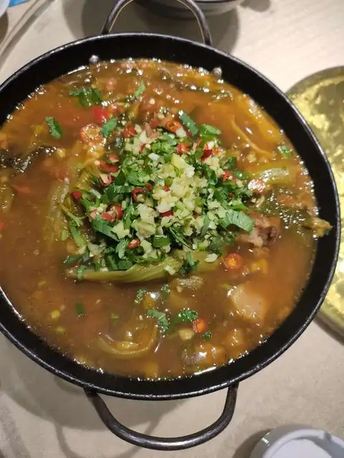 这个菜是傣族菜,酸打头,辣中间,甜收尾