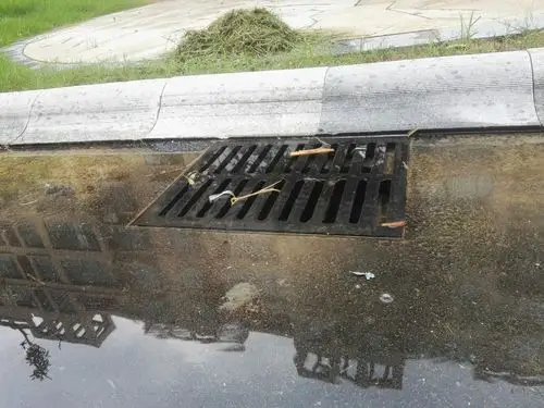 路面排水口高处路面,排水不畅,是造成路面积水的原因之一.