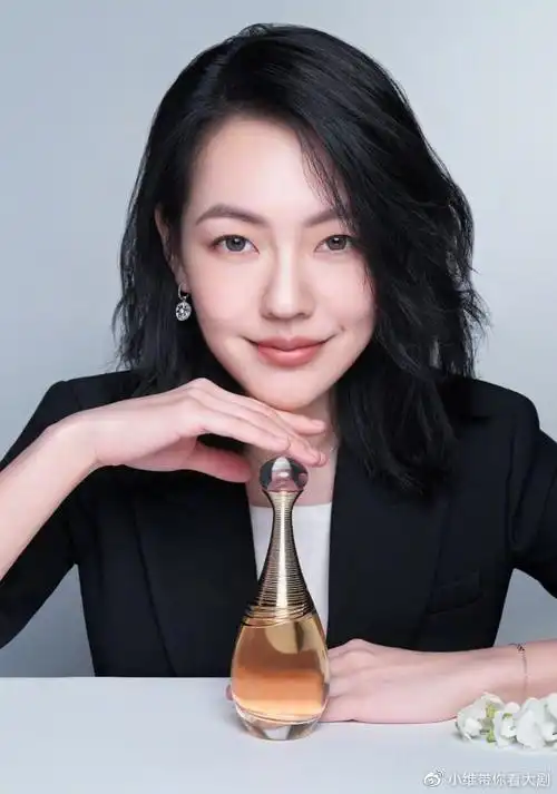 齐肩短发秀发下展现出慵懒和优雅艺范十足,涂抹着淡淡的红唇与精致