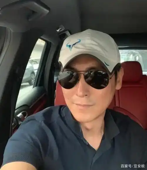 晒晒马德钟现实中的家,客厅挂着牛头装饰,连装修都是硬汉风格