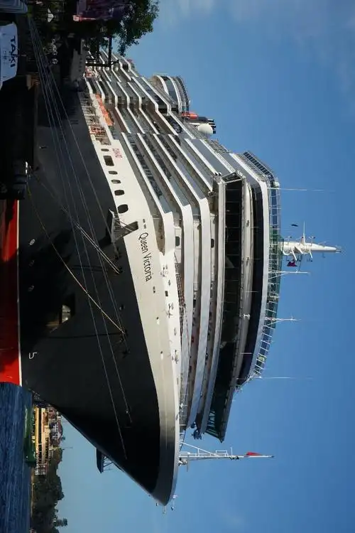 巨大的维多利亚女皇号邮轮泊在达令港,游客恐怕都已经上岸观光去了.