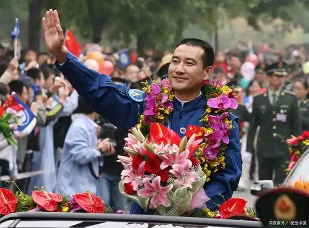 解放军航天员翟志刚,创3个"第三"记录,参军28年授什么军衔