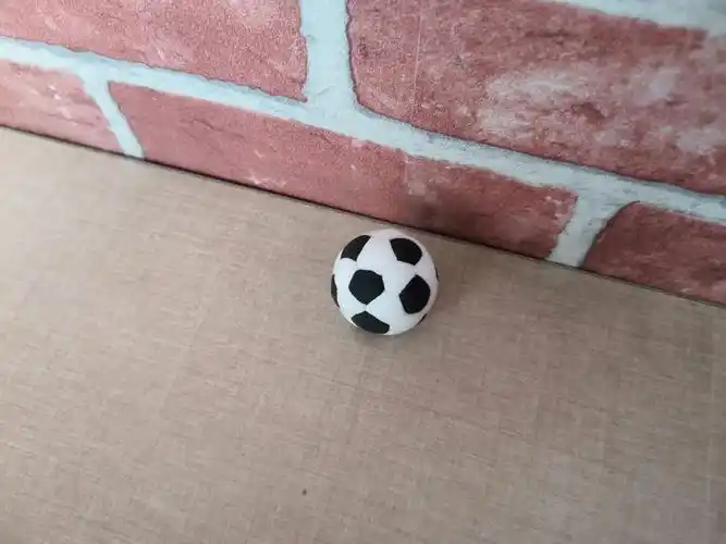 足球主题黏土作品(足球的黏土制作手工图解,操作简单,新手可练习)