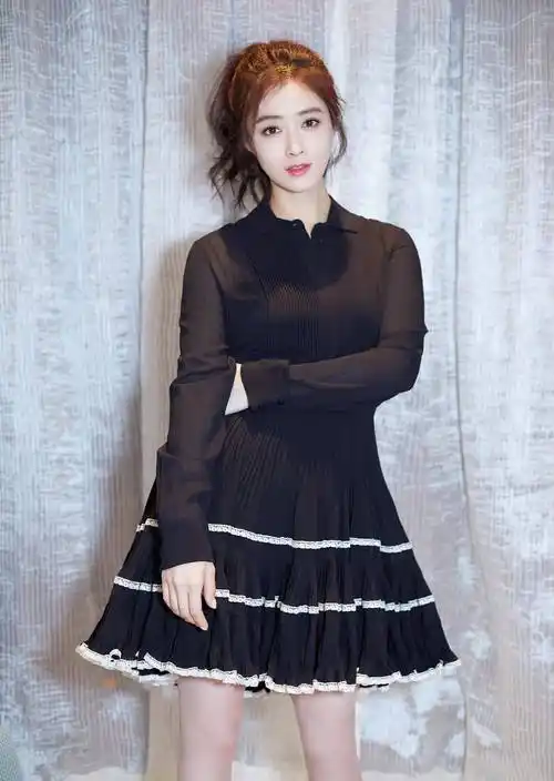 原创多肉的蒋欣还挺美穿印花上衣搭半身纱裙这才是成时尚女性味