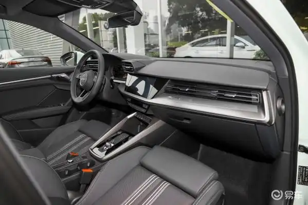 当前位置:>易车>奥迪a3方向盘摘要>摘要详情> 全新奥迪a3的内饰采用的