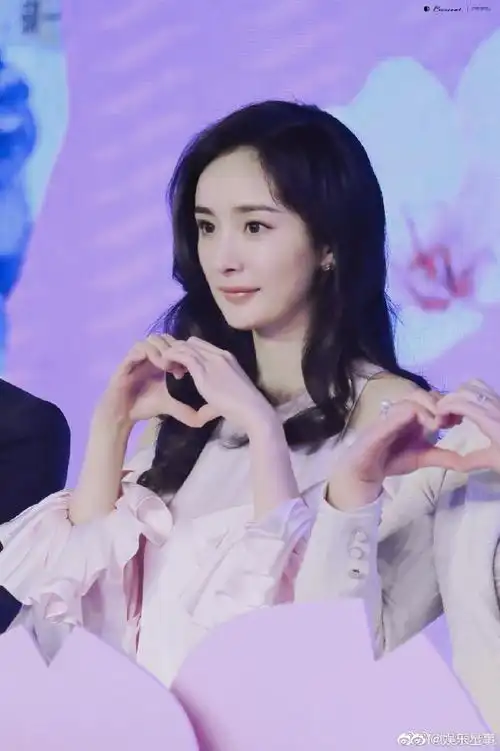 刺杀小说家票房破8亿##杨幂比心照