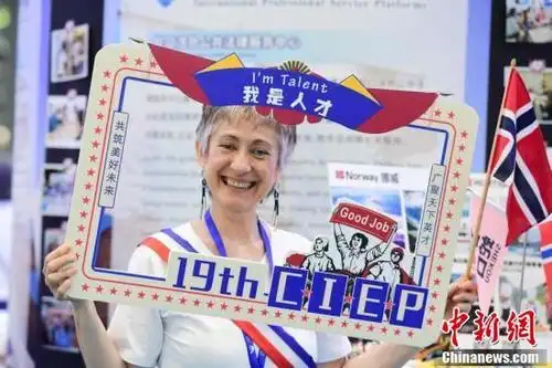 图为卡通形象"海归妹妹"亮相国际人才交流大会.