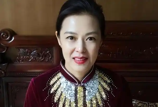 超高颜值!张常宁晒全家福,同父异母哥哥真英俊,50岁妈妈气质佳