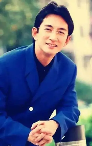 剧中,吴启华饰演远山集团董事长陆远山,年轻时在内蒙插队当知青,因为