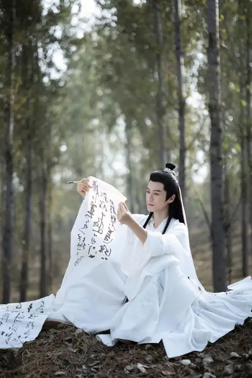 茅子俊发布古风骑马大片 白衣翩翩君子温润如玉