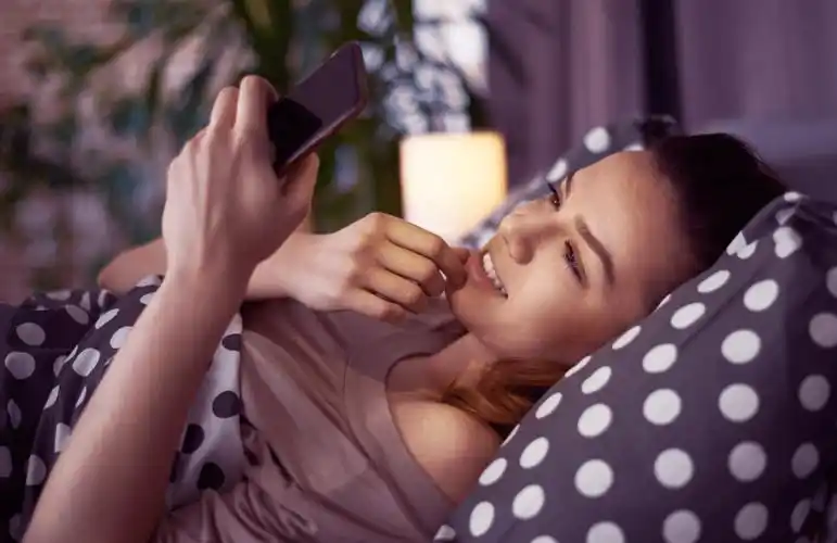 躺着玩手机很舒服但是你的身体或许正在被伤害你注意到了吗