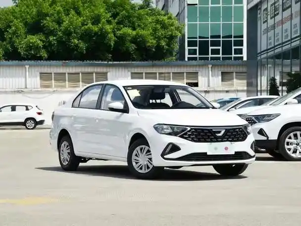 我第一次见到捷达是在大学校园里,那是一辆崭新的白色捷达va3,新车