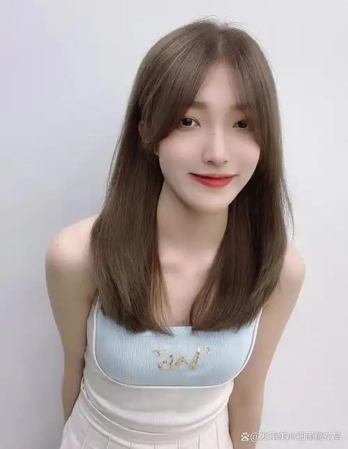 简约高层次,时尚又潮流的艳美中发,是所有发型系列中非常受欢迎的发型