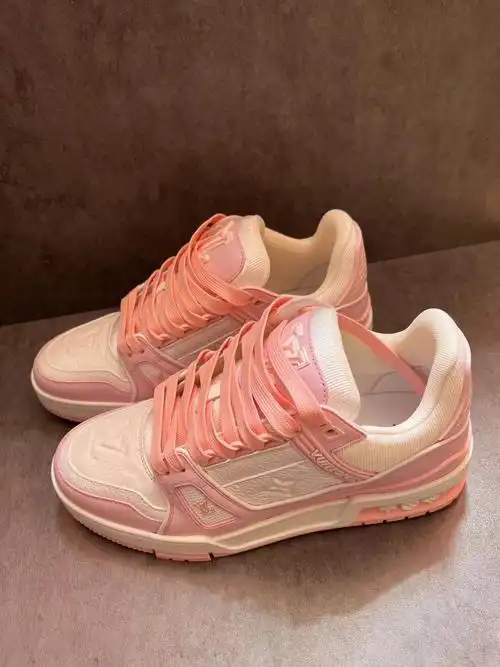 澳门现货lv trainer樱花粉4码,不白菜02#澳门购物  #trainer  #lv鞋