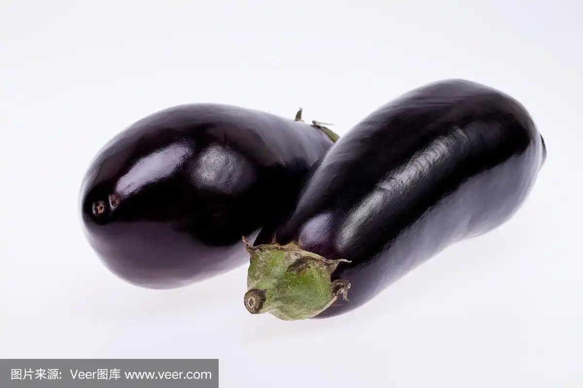 孤立在白色背景上的黑茄子