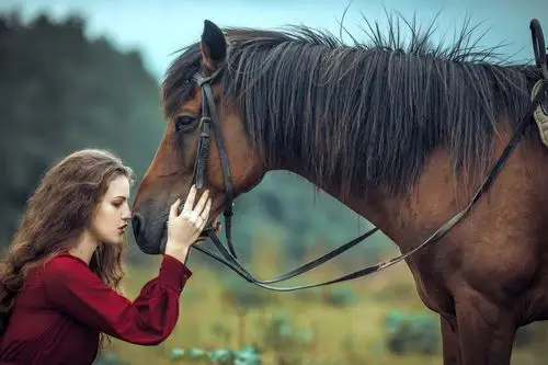 风情万种的红裙欧洲美女写真,欧美-美女图片