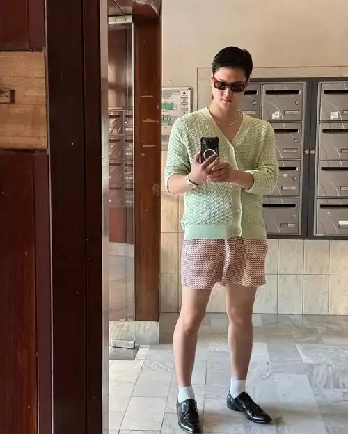 韩国知名男星,穿粉色短裤,配黑色皮鞋,人气女演员留言感叹