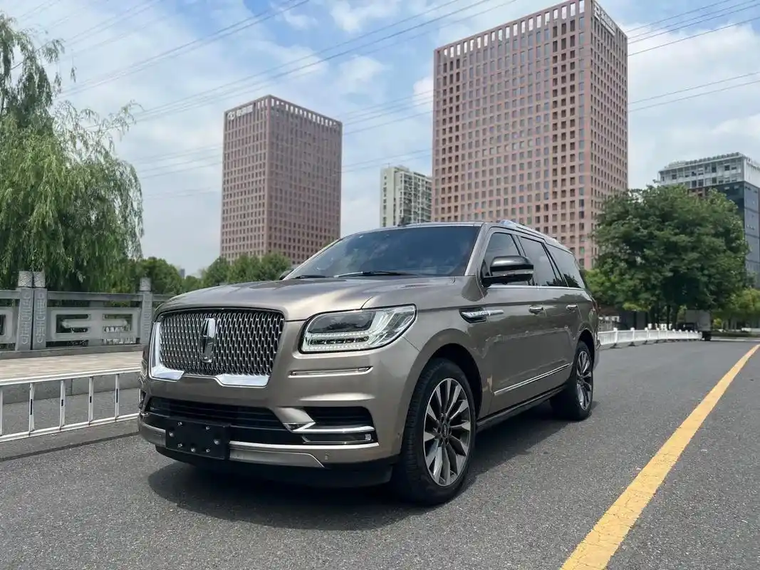 新到18年4月林肯领航员 全尺寸suv,原版原漆 - 抖音