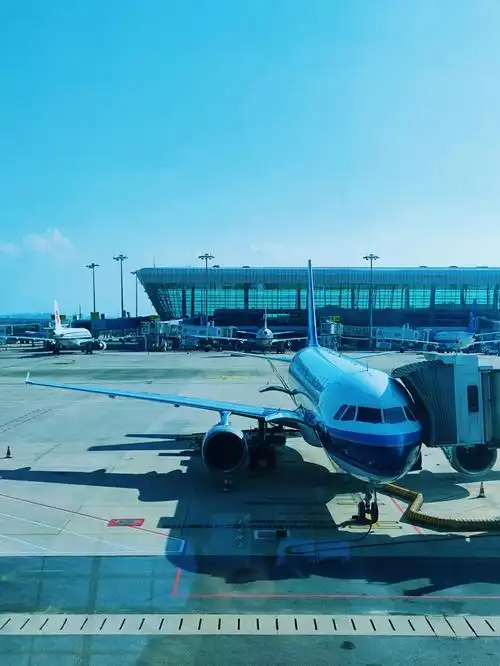 行走武汉天河机场的光影瞬间