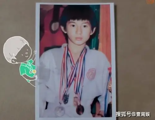 小时候的吴奇隆比一般的同龄孩子过得要辛苦很多,他几乎每天五点钟