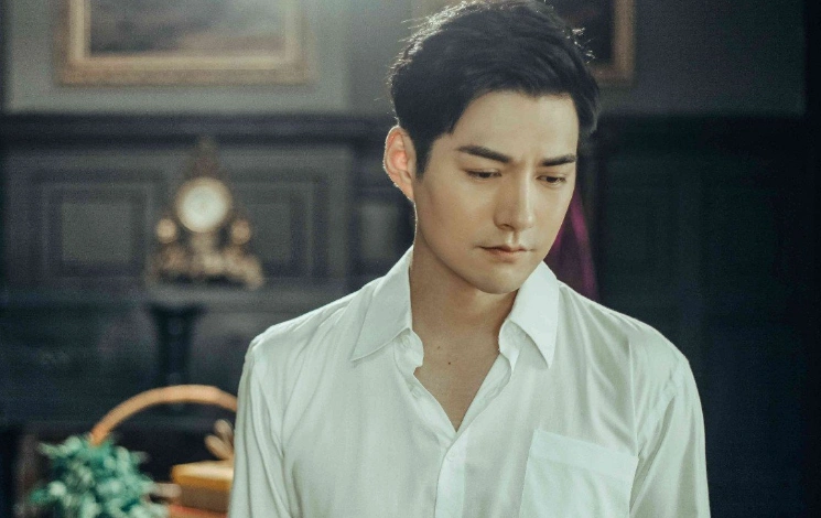 演员严屹宽凭借《小楼又东风》入围第24届华鼎奖近现代题材电视剧最佳