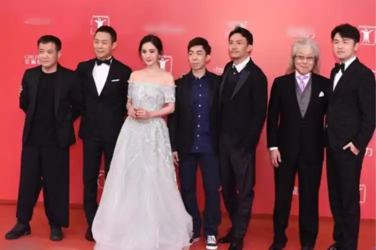 演艺圈劳模古天乐更是代表三部电影,连走了三次红地毯.