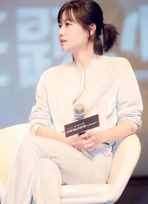 四十四岁的徐静蕾剪了短发的造型减龄又不失优雅