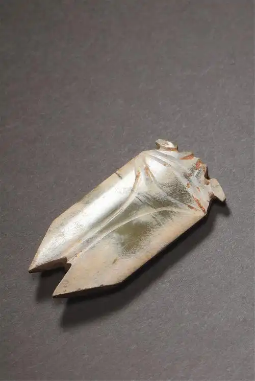 07cm拍品描述玉蝉白玉材质,玉质细腻莹润,表面带有沁色灰皮.