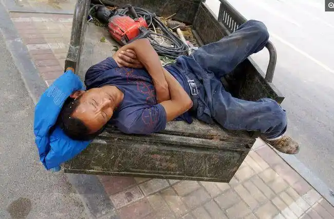 15张看了心酸的民工午睡图忍不住掉下了眼泪你能看到第几图