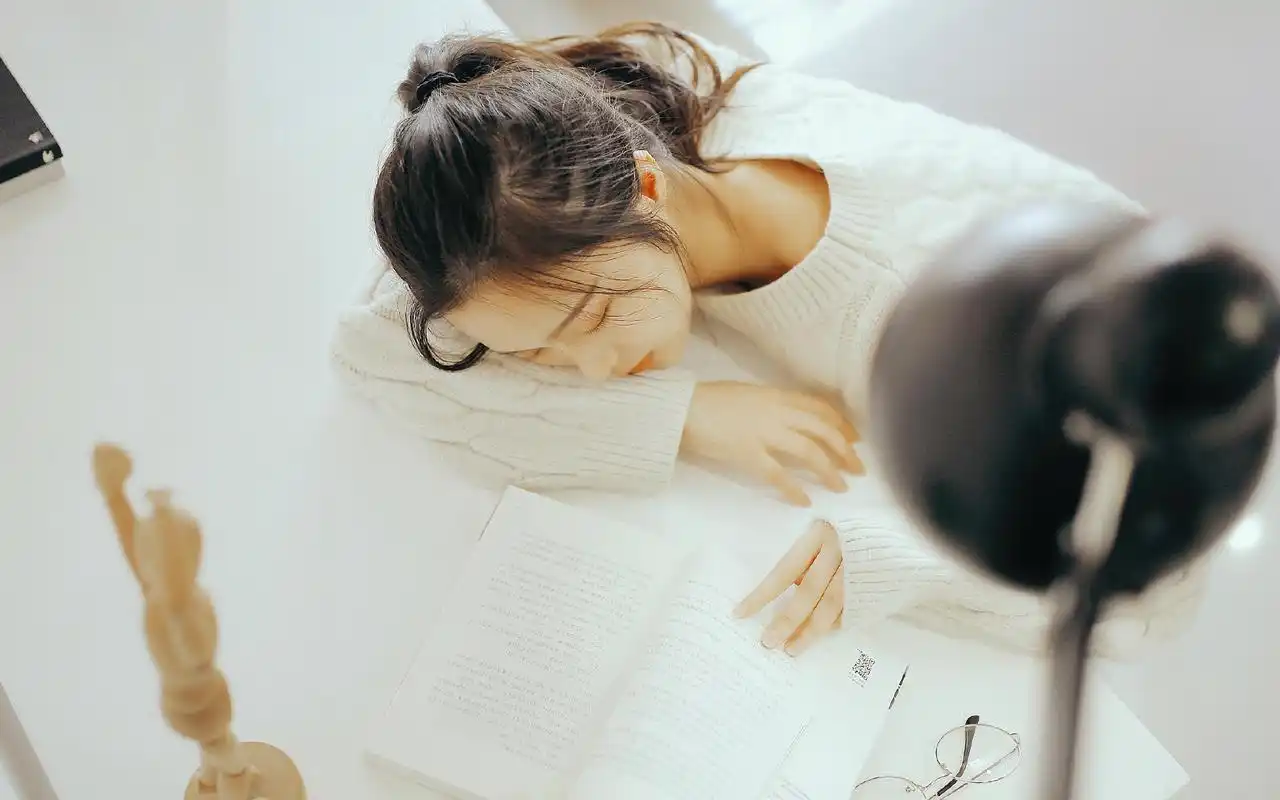 清新文艺美女居家高清唯美写真图片壁纸