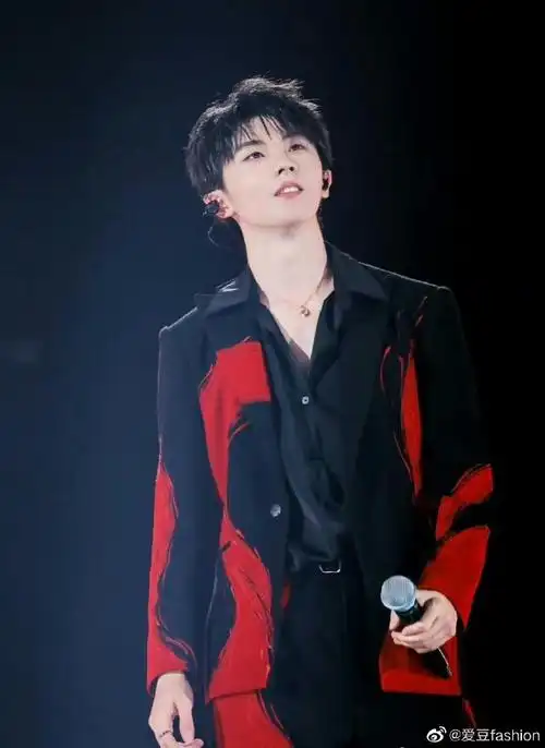 分享一些马嘉祺舞台神图,每一张都好绝@时代少年团队长-马嘉祺