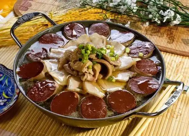 哈尔滨的美食是不少的,但在整个大东北的菜谱里,杀猪菜稳占头部名菜.