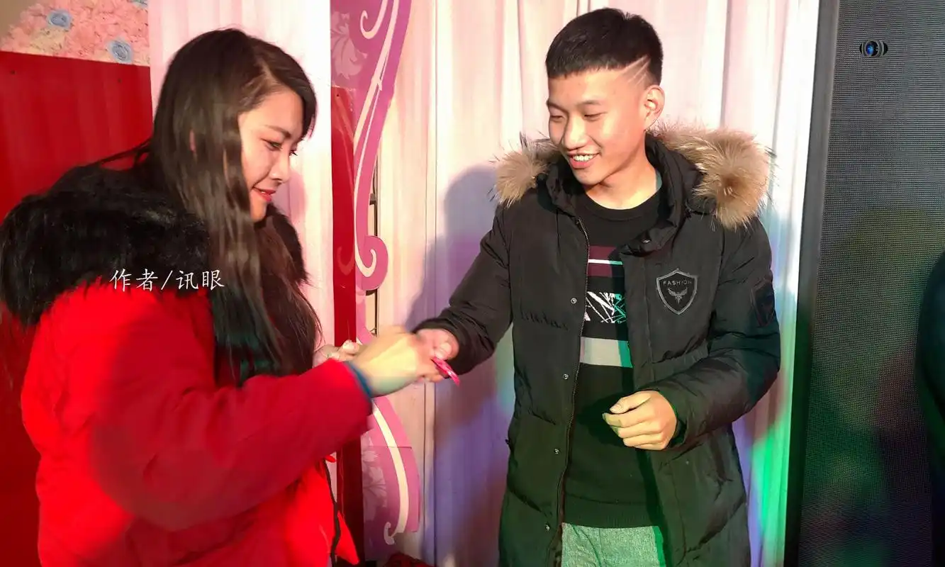 又到年关!农村时兴相亲会,掰手腕,搞配合,层层过关才能找老婆